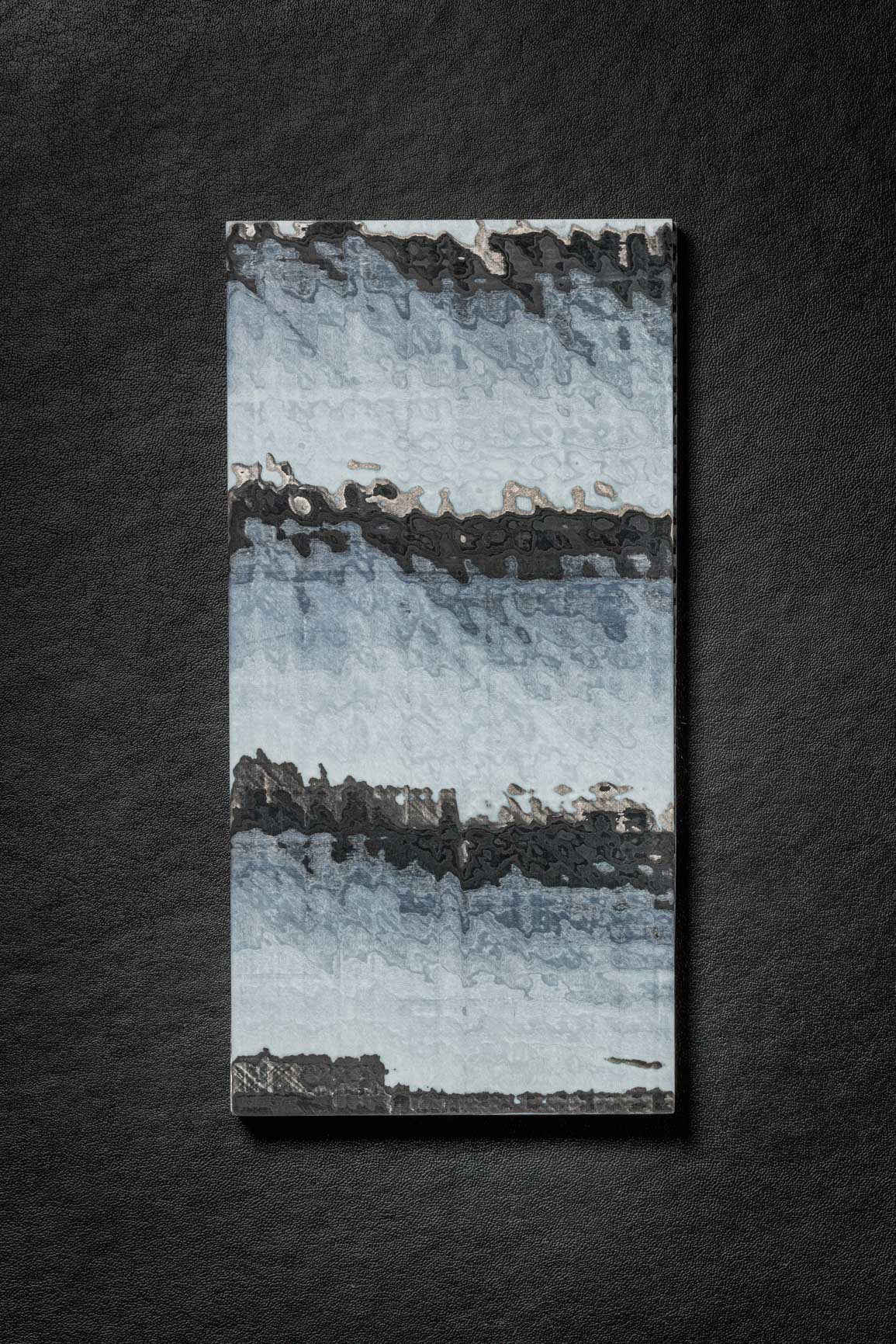 Black, White (1:2) Angle Cut