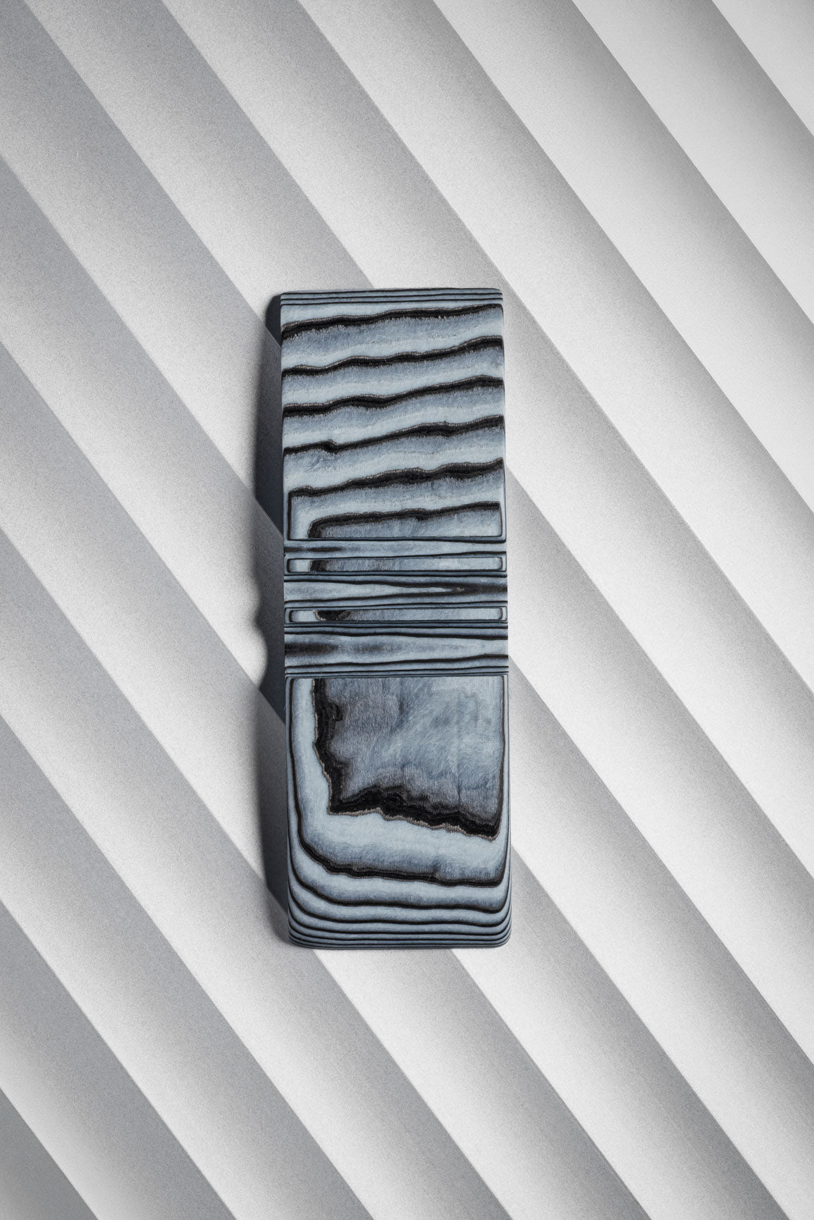 Black, White (1:2) Angle Cut
